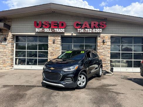 Used 2019 Chevrolet Trax LT w/ LT Convenience Package FWD image 1