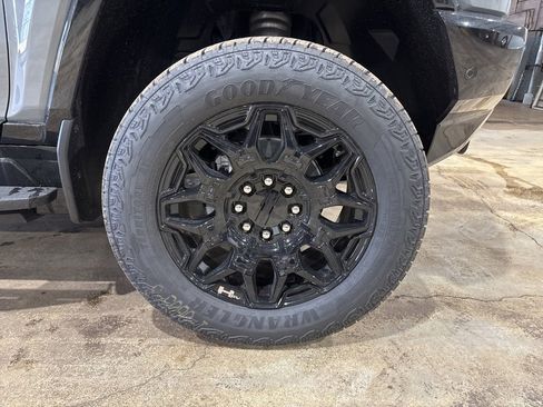 New 2025 GMC Hummer EV 2X image 12