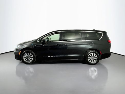 Used 2023 Chrysler Pacifica Touring-L FWD image 5