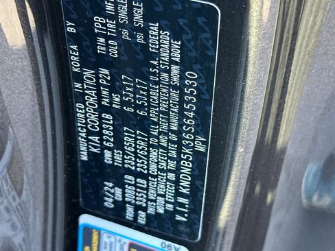 Used 2025 Kia Carnival FWD image 31
