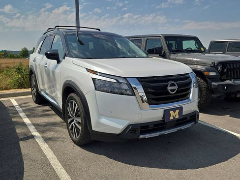 Used 2025 Nissan Pathfinder Platinum AWD/4WD image 4