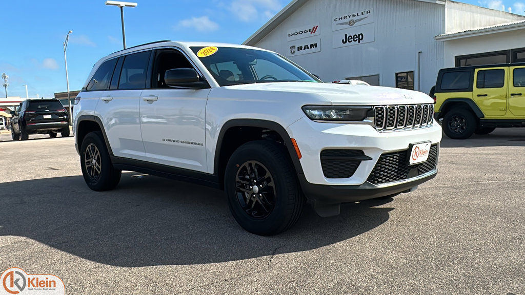 Used 2024 Jeep Grand Cherokee Laredo w/ Luxury Tech Group I AWD/4WD image 1