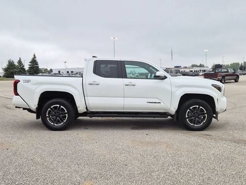 Used 2024 Toyota Tacoma TRD Sport w/ TRD Sport Upgrade Package AWD/4WD image 4