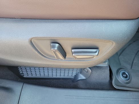 Used 2023 Toyota Sienna Platinum FWD image 9