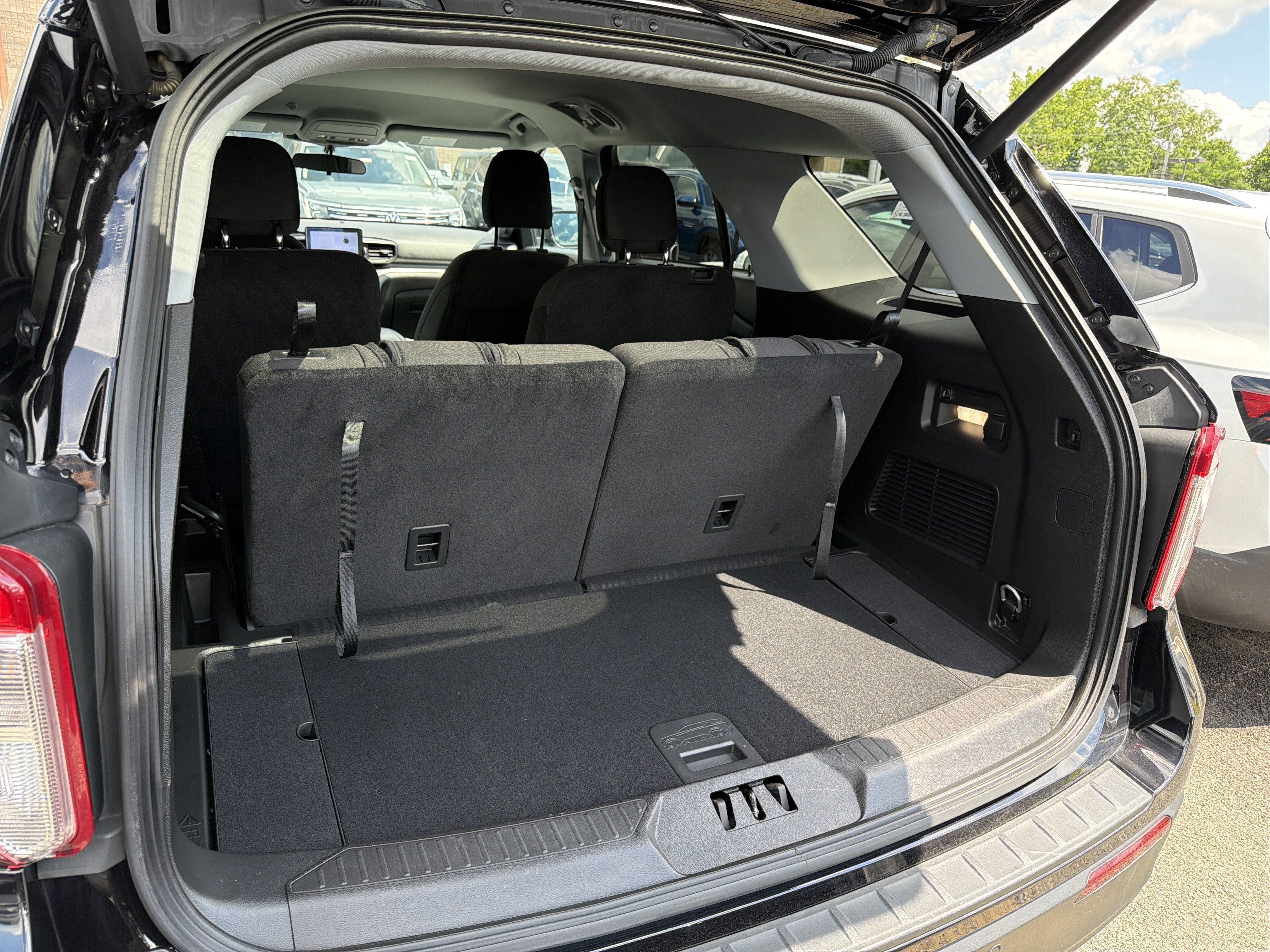Used 2023 Ford Explorer XLT AWD/4WD image 25