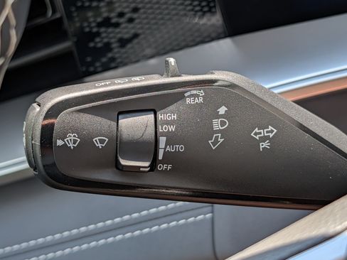 Certified 2025 Volkswagen Tiguan SE AWD/4WD image 28