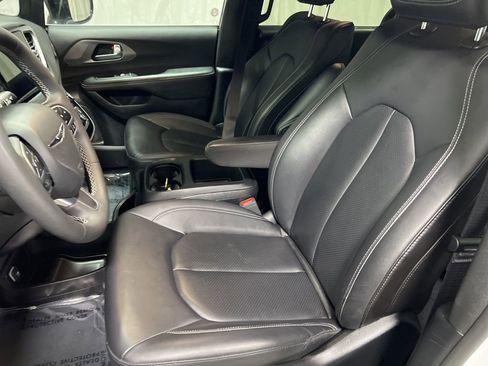 Used 2025 Chrysler Pacifica Select image 16