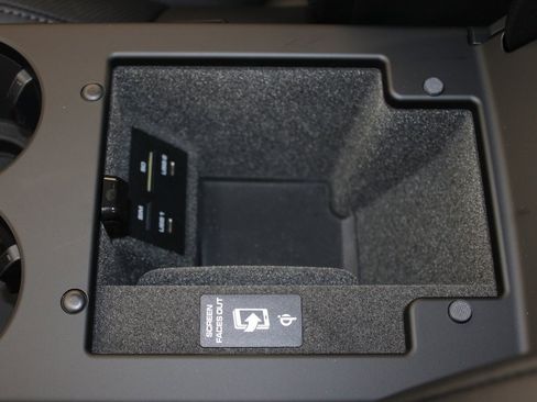 New 2026 Porsche Macan image 32