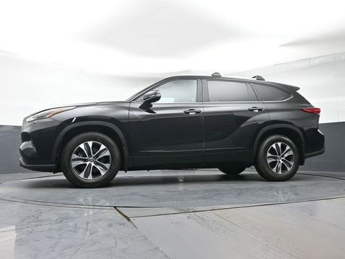 Used 2023 Toyota Highlander XLE AWD/4WD image 29