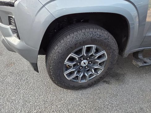 Used 2025 Chevrolet Colorado Z71 AWD/4WD image 4