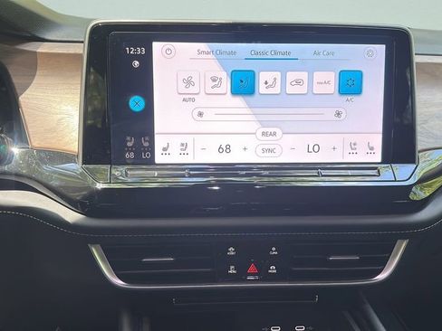 Used 2025 Volkswagen Atlas SE image 19