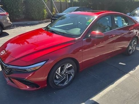 Used 2025 Hyundai Elantra Limited FWD image 2