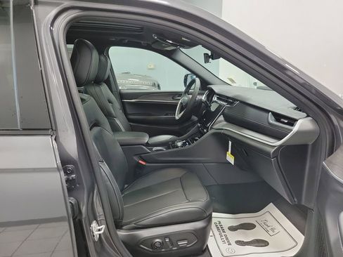 New 2025 Jeep Grand Cherokee Limited w/ Black Appearance Package image 9