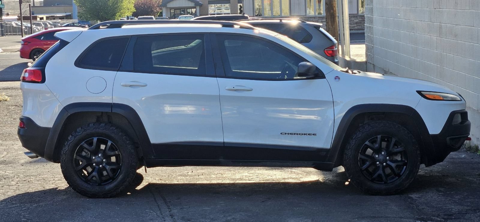 Used 2017 Jeep Cherokee Trailhawk AWD/4WD image 6