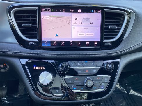 Used 2021 Chrysler Pacifica Touring-L w/ Uconnect Theater Family Group AWD/4WD image 13