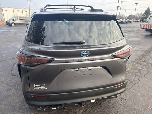 Used 2025 Toyota Sienna XLE image 4