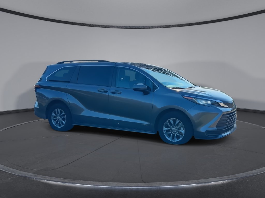 Used 2021 Toyota Sienna LE FWD image 2