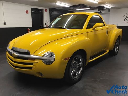 Used 2003 Chevrolet SSR w/ Preferred Equipment Group image 16