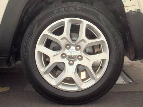 Used 2018 Jeep Renegade Latitude FWD image 7