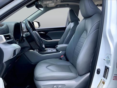 Used 2022 Toyota Highlander XLE FWD image 8