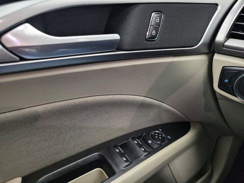 Used 2019 Ford Fusion SE FWD image 27