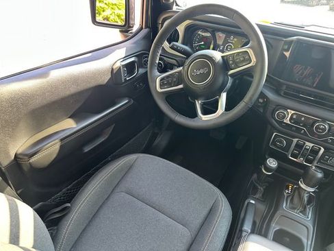 Used 2025 Jeep Wrangler Unlimited Sahara w/ Safety Group AWD/4WD image 19