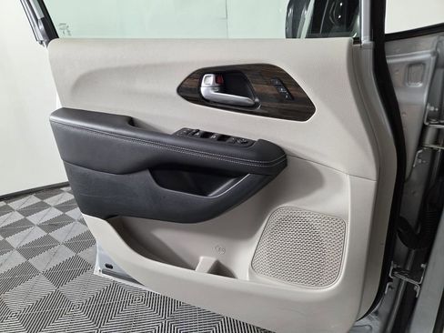 Certified 2024 Chrysler Pacifica Limited image 23