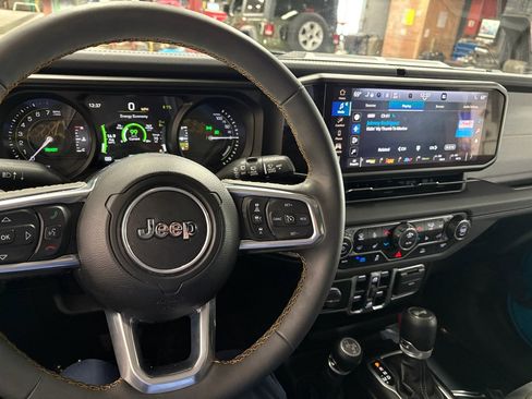 Used 2024 Jeep Wrangler Unlimited Sahara AWD/4WD image 2
