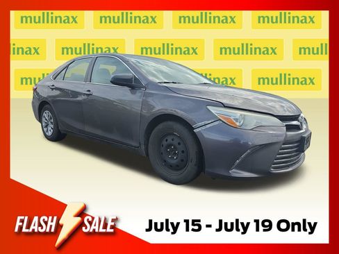 Used 2016 Toyota Camry LE FWD image 1
