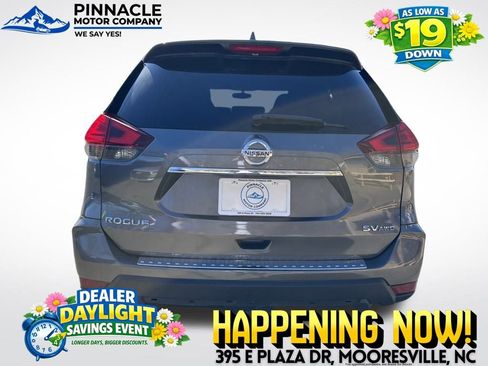 Used 2017 Nissan Rogue SV image 4
