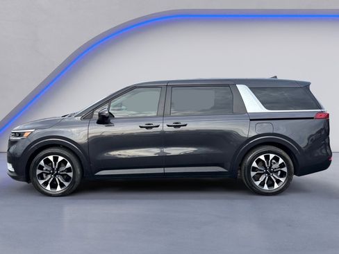 Used 2024 Kia Carnival EX image 11