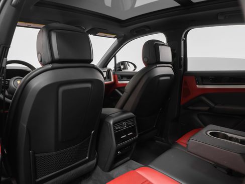 Certified 2024 Porsche Cayenne AWD/4WD image 43