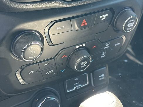 Used 2020 Jeep Renegade Latitude w/ UConnect 8.4 Nav Group AWD/4WD image 19