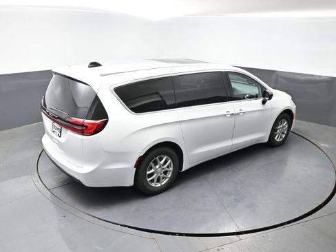New 2027 Chrysler Pacifica Select FWD image 31
