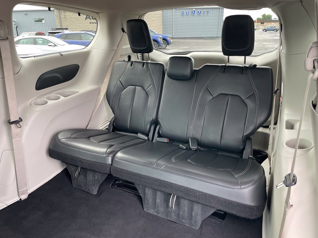 Used 2022 Chrysler Pacifica Touring-L FWD image 9