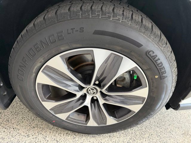 Used 2023 Toyota Highlander XLE AWD/4WD image 10