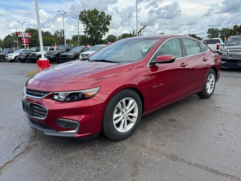 Used 2018 Chevrolet Malibu LT FWD image 1