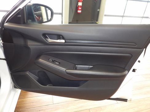 Used 2025 Nissan Altima 2.5 SV FWD image 12