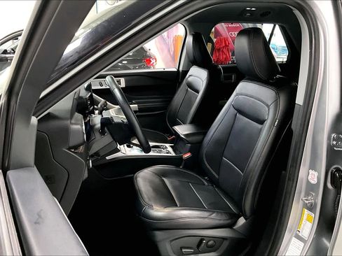 Used 2023 Ford Explorer Limited AWD/4WD image 9