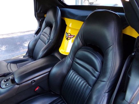 Used 2001 Chevrolet Corvette Convertible w/ Preferred Equipment Group2 image 19