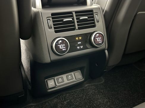 Certified 2025 Land Rover Discovery Dynamic SE image 24