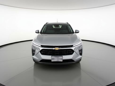 Used 2025 Chevrolet Trax LT image 2