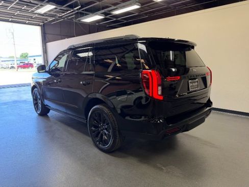 Used 2025 Ford Expedition Platinum w/ Stealth Appearance Package AWD/4WD image 2