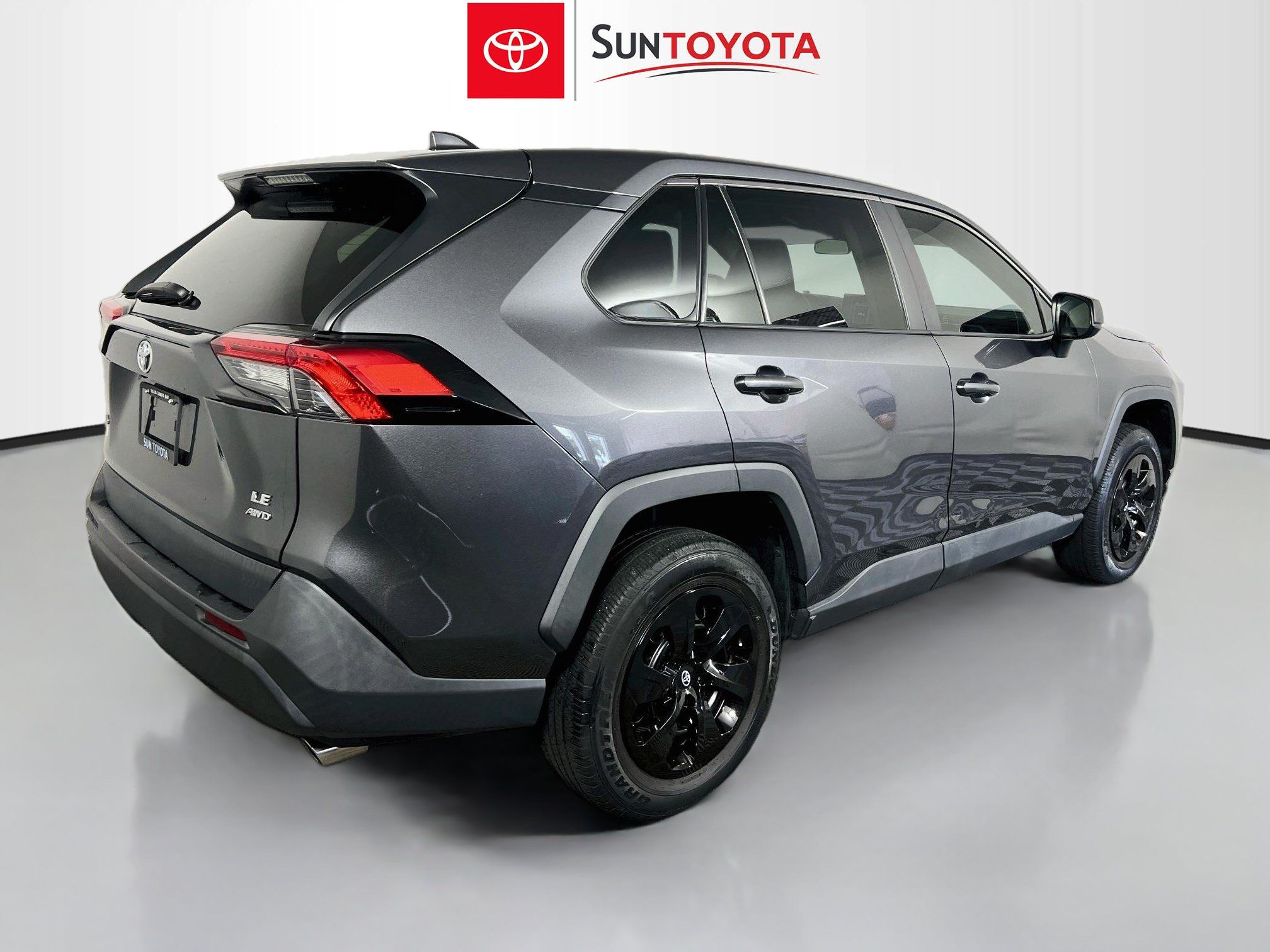 Used 2022 Toyota RAV4 LE AWD/4WD image 4