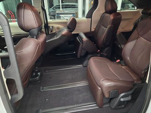 Used 2024 Toyota Sienna Platinum FWD image 34