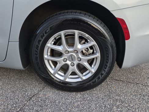 Used 2024 Chrysler Pacifica Touring-L image 31