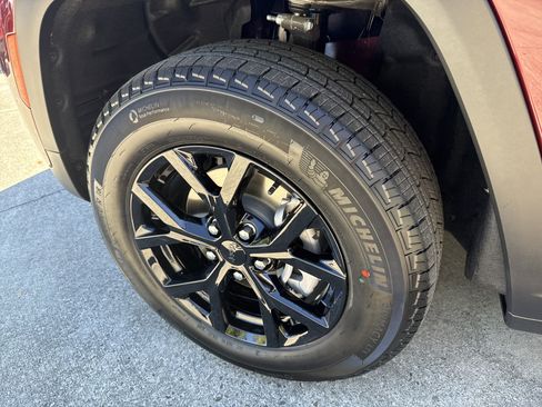 New 2025 Jeep Grand Cherokee Altitude image 11