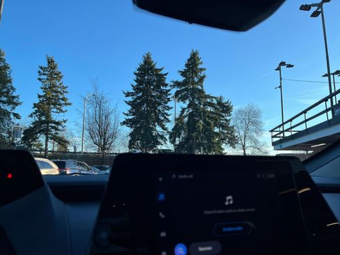 Used 2025 Toyota Prius LE image 18