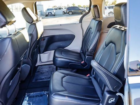 Certified 2024 Chrysler Pacifica Touring-L image 19