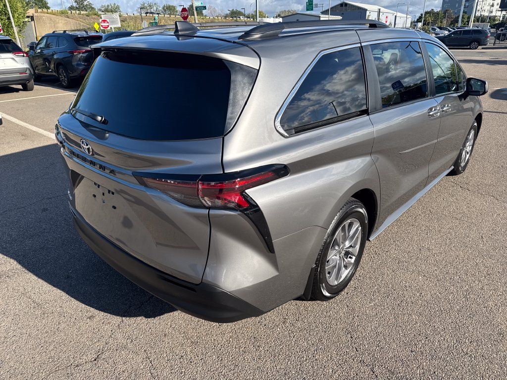 Used 2026 Toyota Sienna LE AWD/4WD image 10
